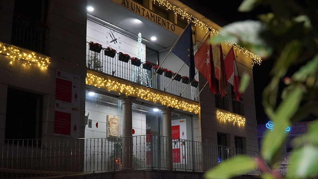 Ayuntamiento de Chapinería, iluminado en Navidad.