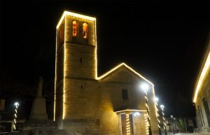 Iglesia de Chapinería, iluminada en Navidad.