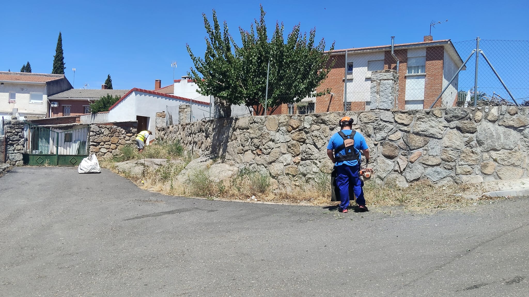 El Ayuntamiento de Chapinería intensifica la campaña de siegas y limpieza para prevenir incendios durante el verano