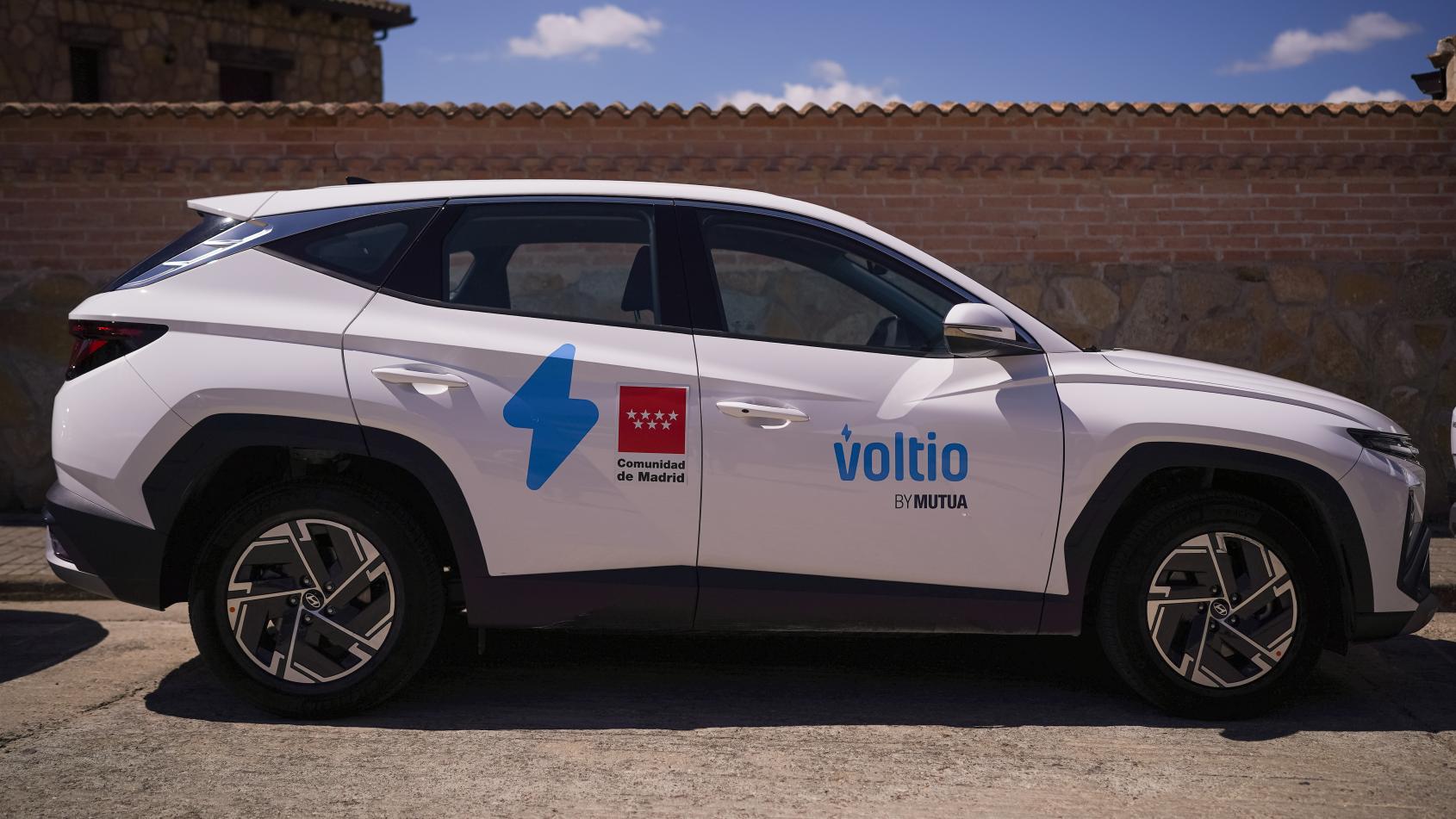 Automóvil con el logo de la Comunidad de Madrid y de Voltio