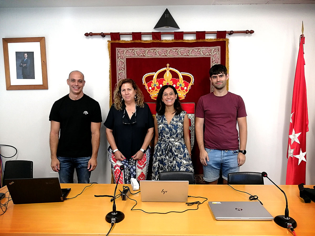 La subdelegada de Gobierno Pilar Trinidad junto a la alcaldesa de Chapinería Lucía Moya supervisando el programa La Administración cerca de Tí
