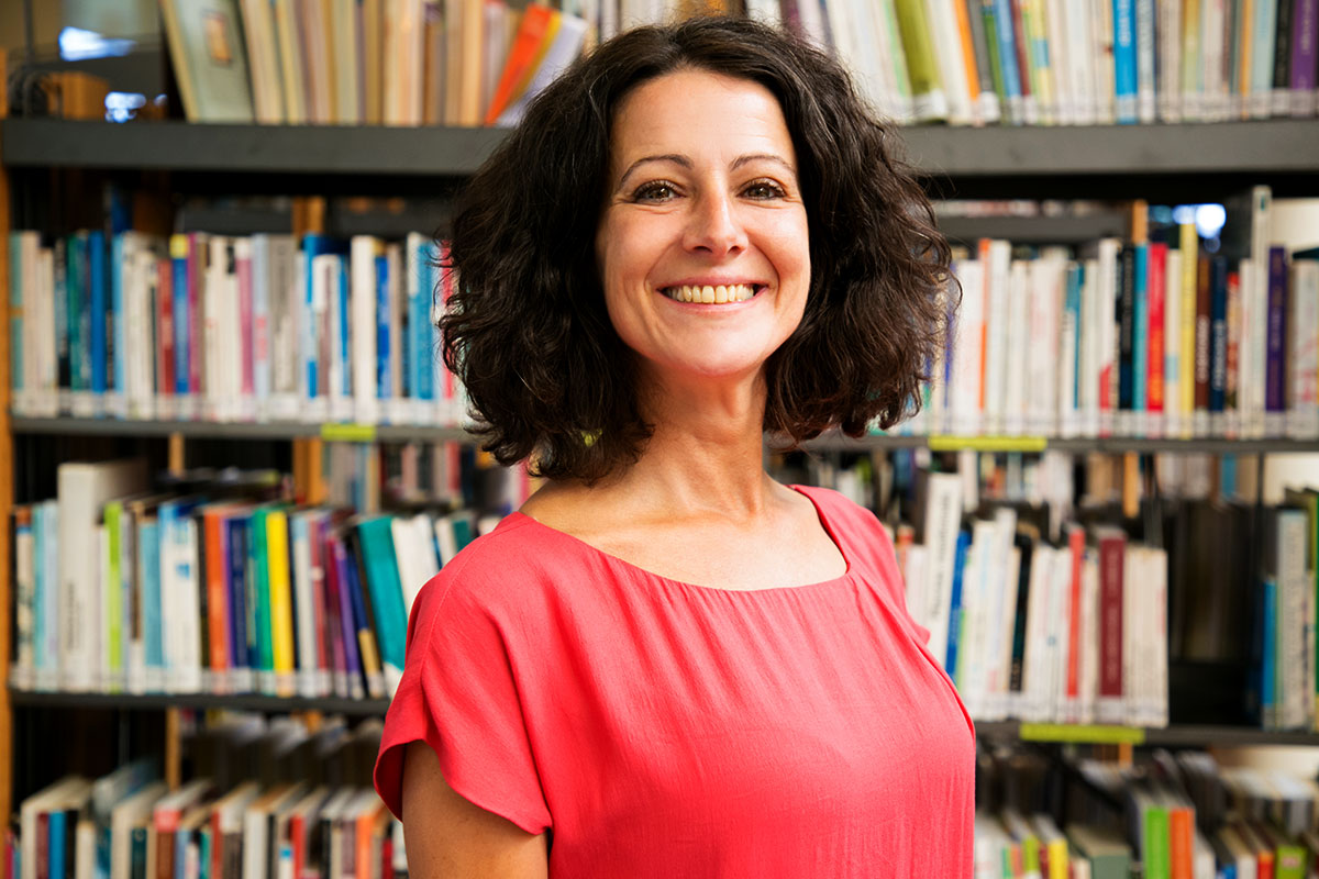 Bibliotecaria contratada a través del Programa Público de Empleo-Formación para la Activación Profesional destinado a revertir el despoblamiento en los municipios rurales