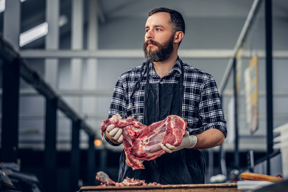 Carnicero manipulando una pieza de carne