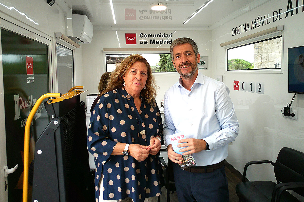 Lucía Moya, alcaldesa de Chapinería junto al Consejero de Presidencia de la Comunidad de Madrid Miguel Ángel García Martín