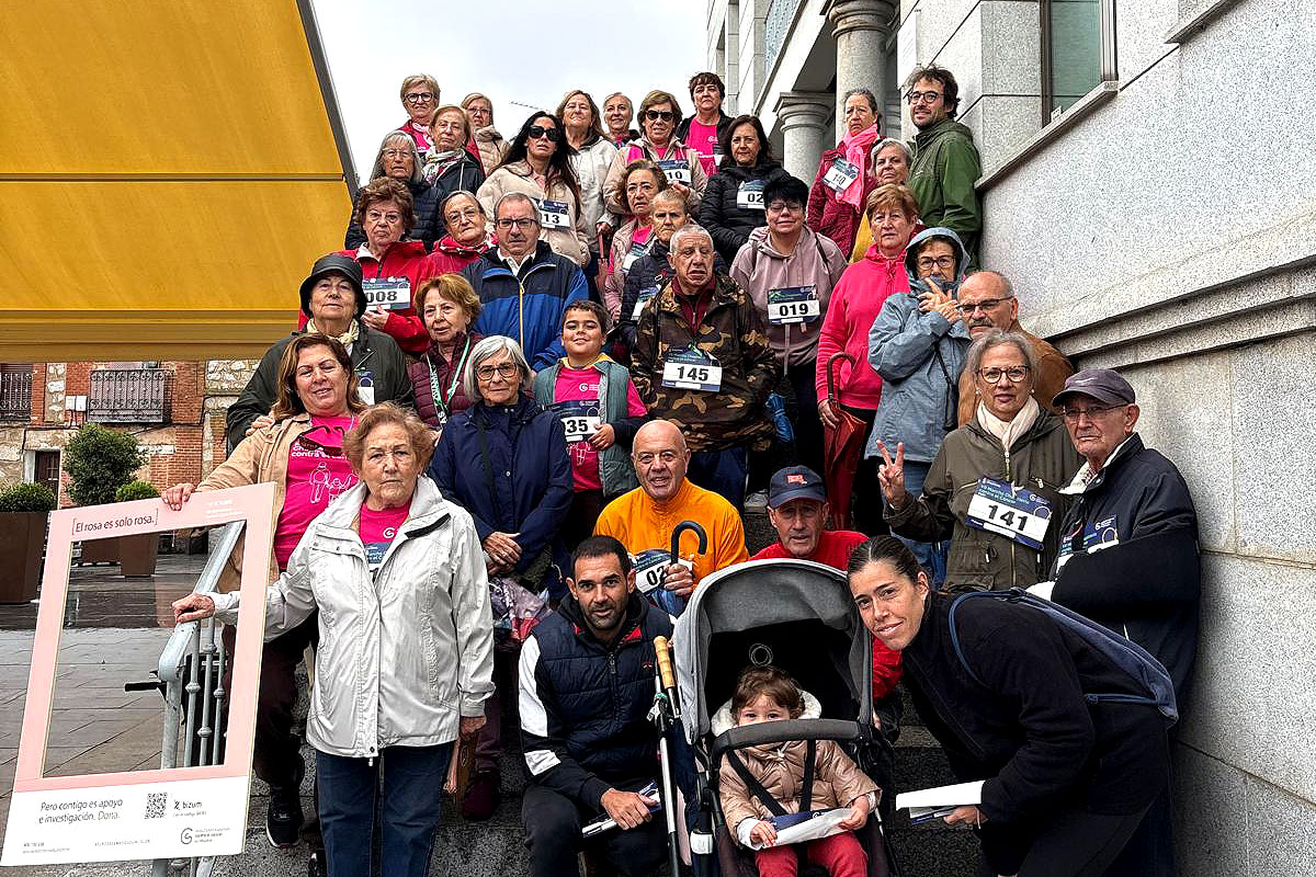 Grupo de vecinos y vecinas de Chapinería durante la marcha contra el cáncer de mama