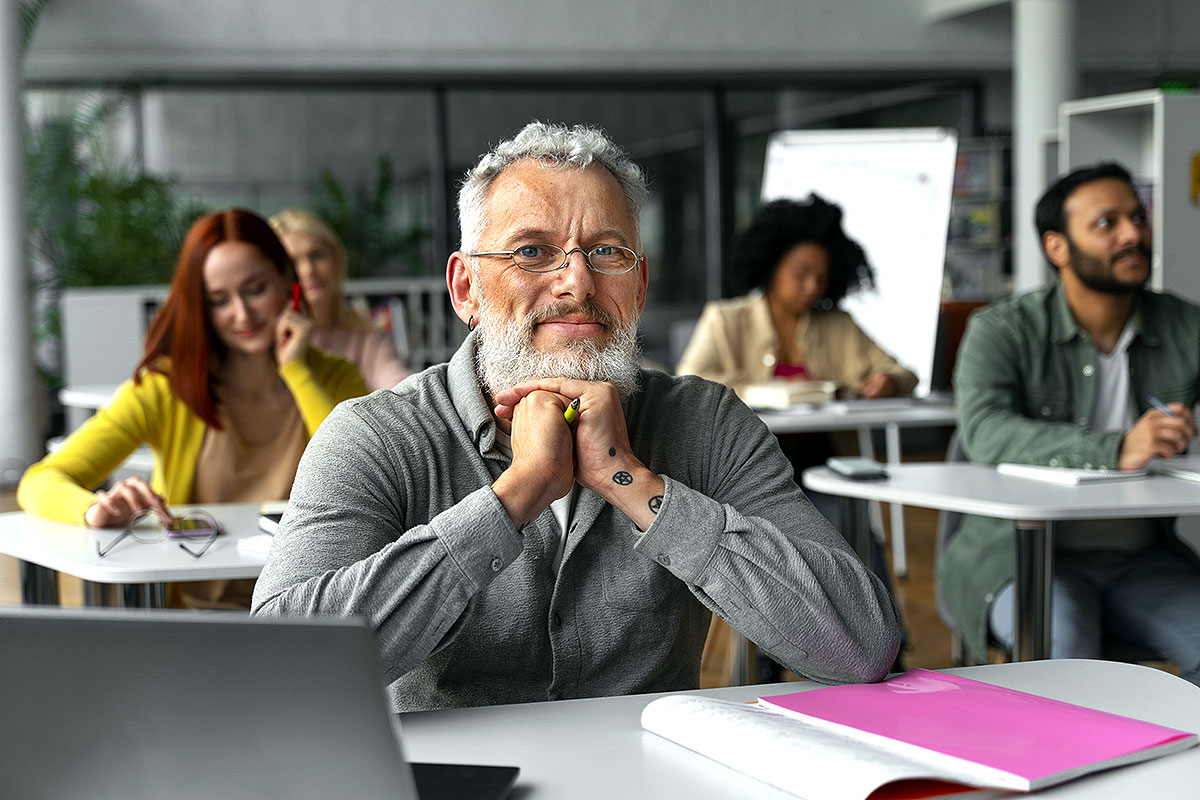 Hombre mayor de 52 años en una clase de formación cursando una especialidad formativa o certificado profesional
