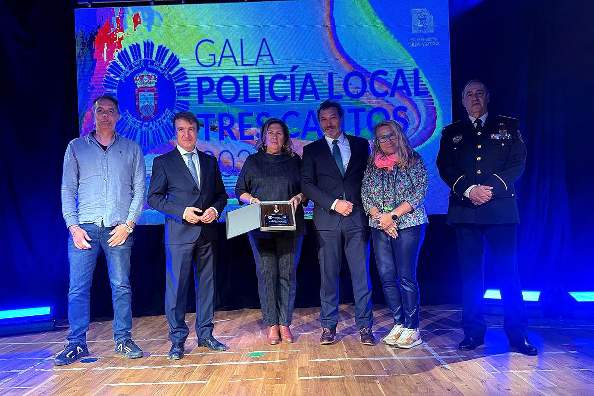 Lucía Moya, alcaldesa de Chapinería junto a concejales recogiendo la medalla de policia local de Tres Cantos