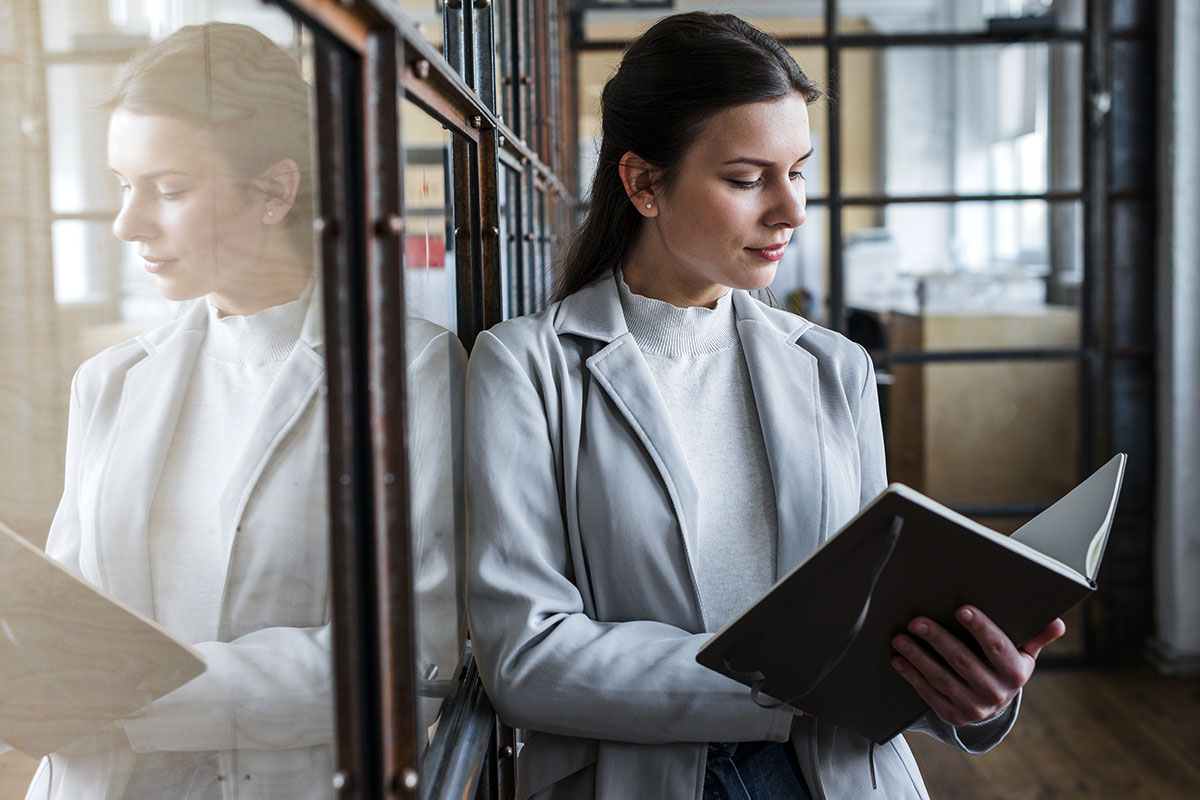 Mujer experta en derecho, técnica jurídica